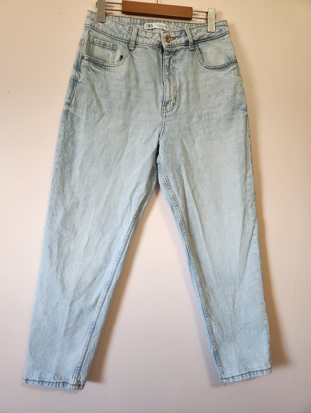 Zara High Rise Mom Fit Jeans Light Wash Z1975 Size 8 EUC Vintage-Inspired 90s